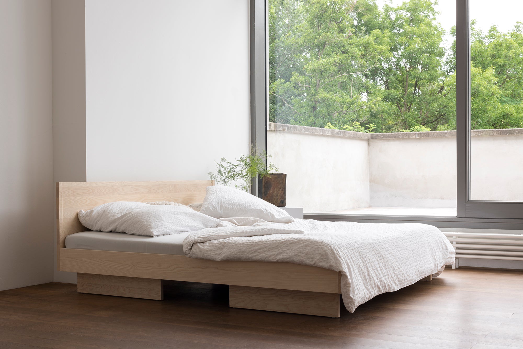Zians Bed With Headboard and Continuous Legs | Medium